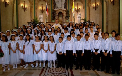 Sesenta y seis niñós recibieron por primera vez la eucaristía. 