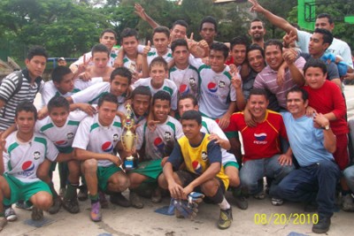 Ganadores del torneo de fútbol en la 25 Semana de Juventud. 