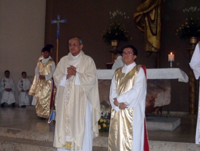 Don Pascual en la eucaristía con los jóvenes.