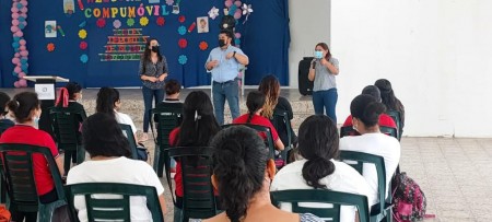 Evento de inauguración del proyecto COMPUMÓVIL en San Miguel, El Salvador.