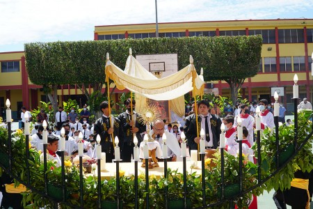 El padre Rodolfo Guzmán presidiendo la celebración de Corpus Christi.