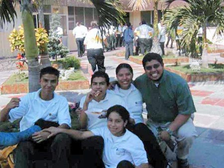 P. Ricardo y alumnos del ITR El Salvador. 