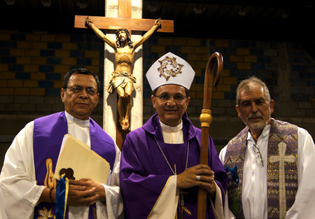 De izq. a Der. P. Foster Cerda sdb, Obispo Juan José Pineda   y P. Pepe Leo sdb.