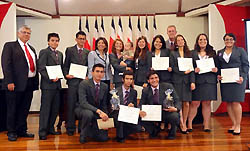 Gobierno rinde homenaje a estudiantes de CEDES Don Bosco.