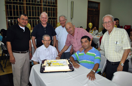 P. Montero en su celebración de 50 años con la comunidad.