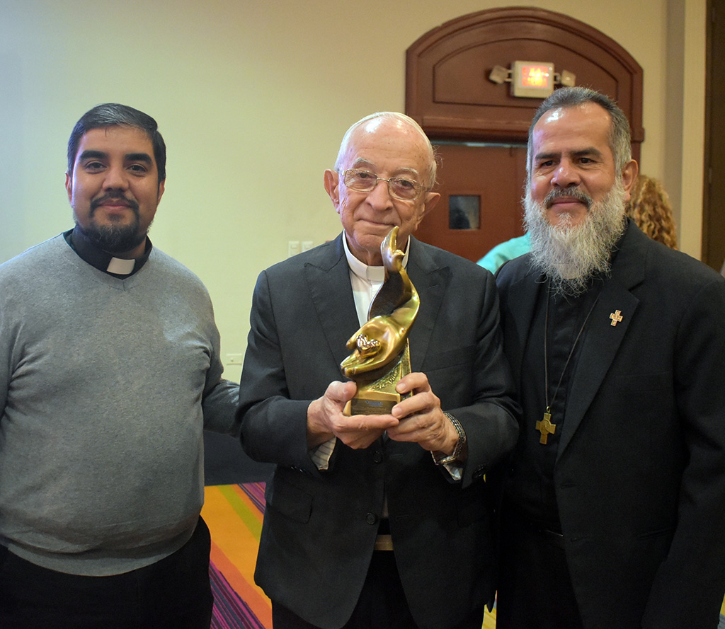 P. Julio Navarro, P. Alfonso y P. Ángel Prado compartiendo la alegría de este reconocimiento. 
