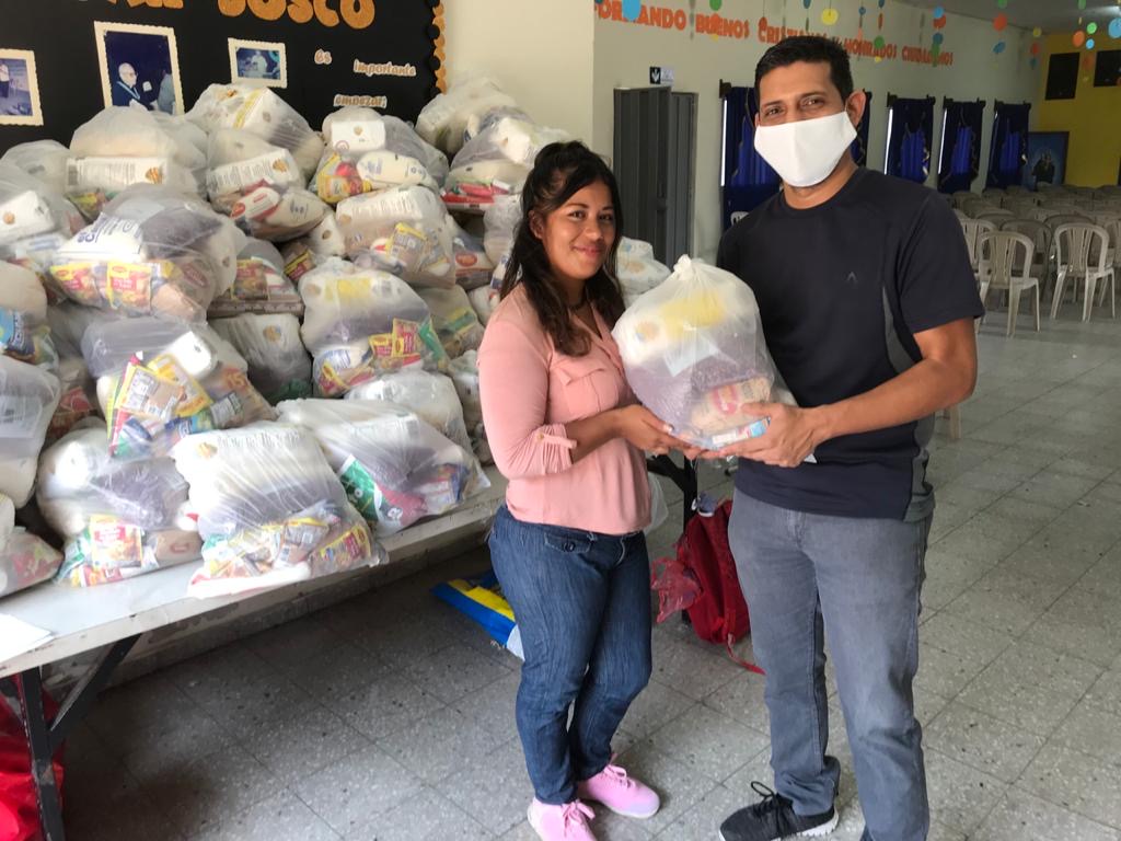 Los paquetes van dirigidos a familias de escasos recursos de los barrios de la ciudad de Tegucigalpa.