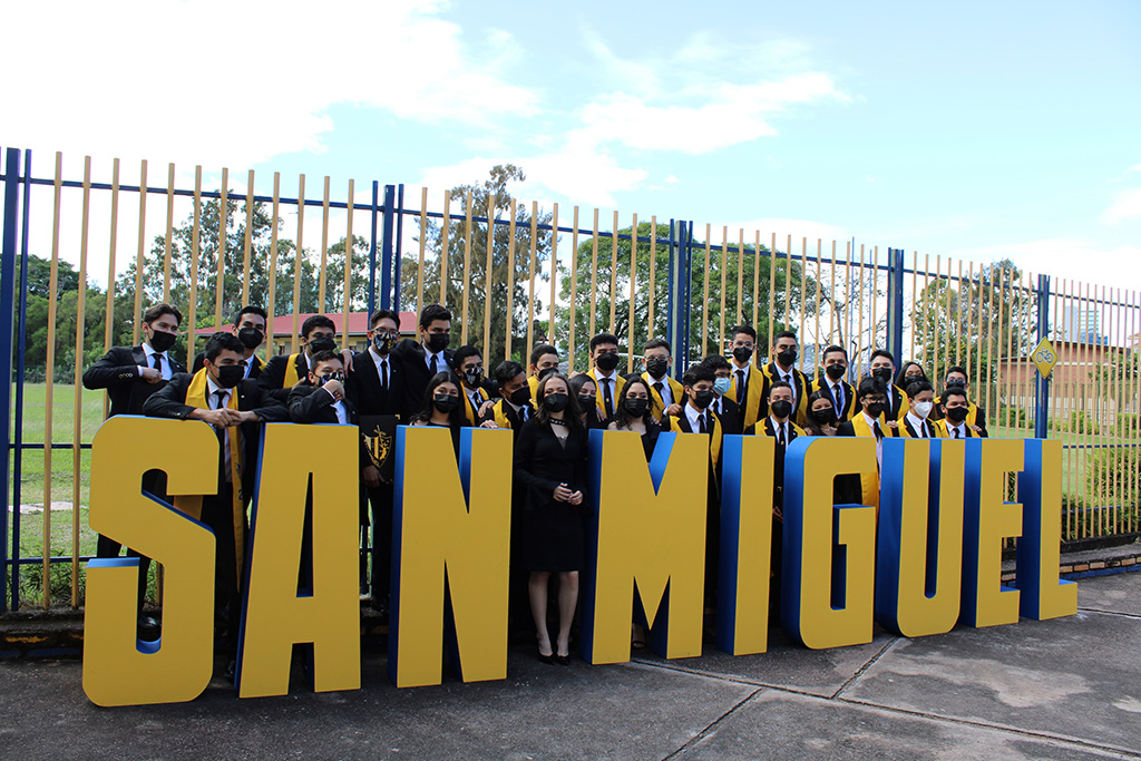 Jóvenes graduados del Instituto Salesiano San Miguel.