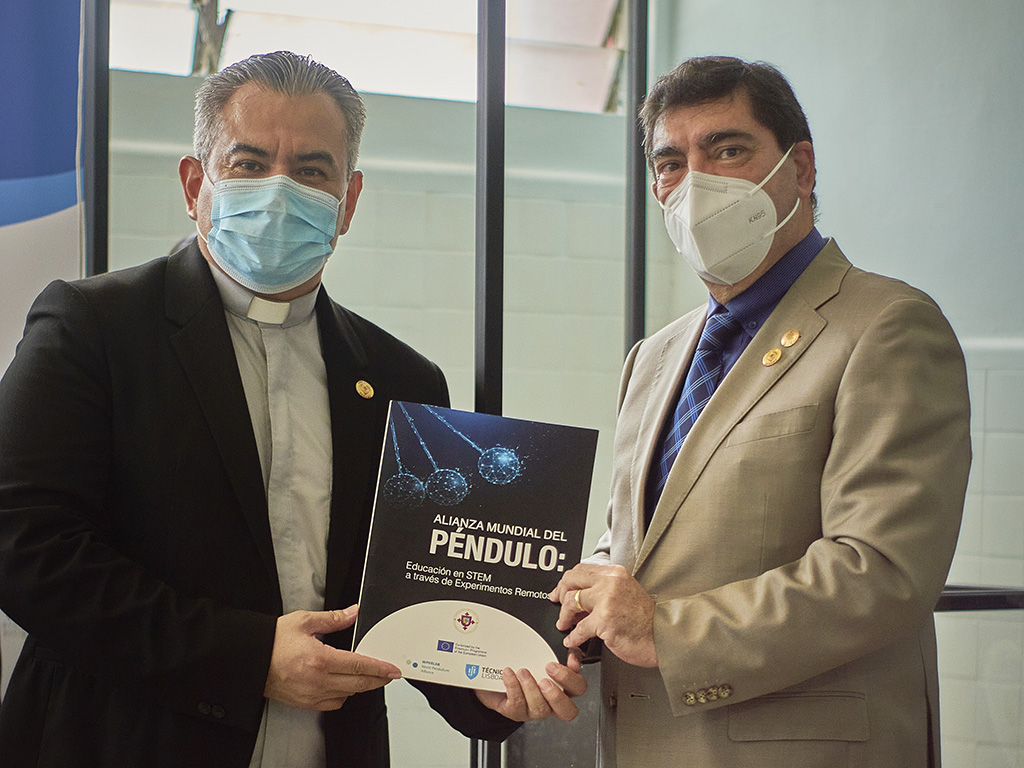 El proyecto "Péndulo”  permite que los estudiantes realicen experimentos científicos en red con la Universidad Santa María La Antigua .