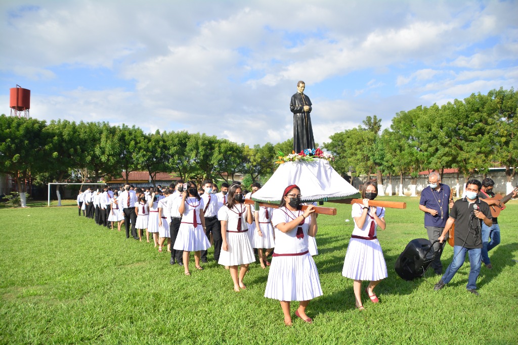 Los estudiantes de último año "Saludaron a Don Bosco"
