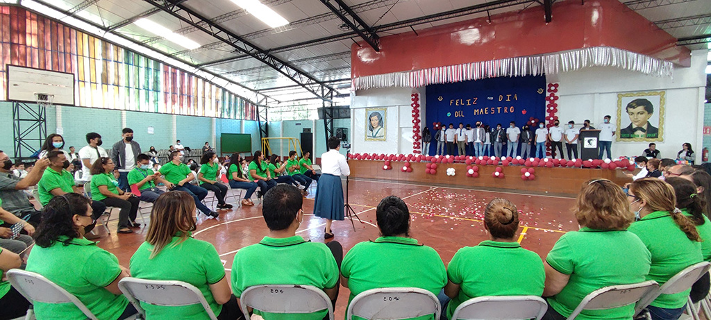 Estudiantes celebran al maestro en su día en la Escuela Domingo Savio.