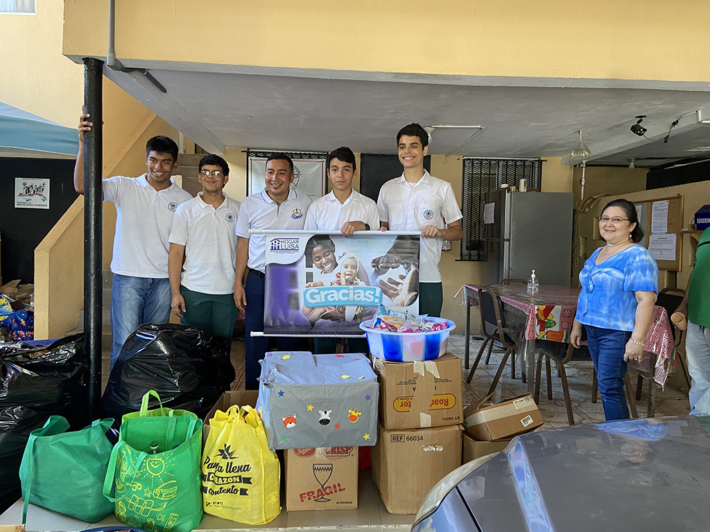 Estudiantes del ITDB colaborando en la donación de insumos al Hogar Luisa.