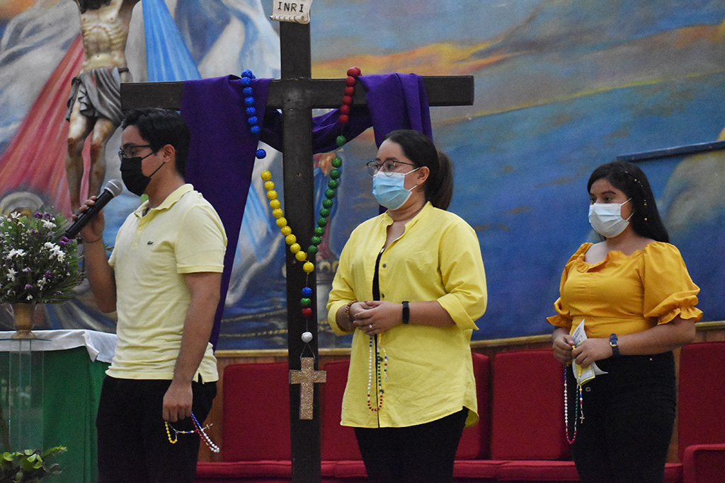Los jóvenes del Centro Don Bosco participaron del DOMUND con el rezo del rosario misionero.