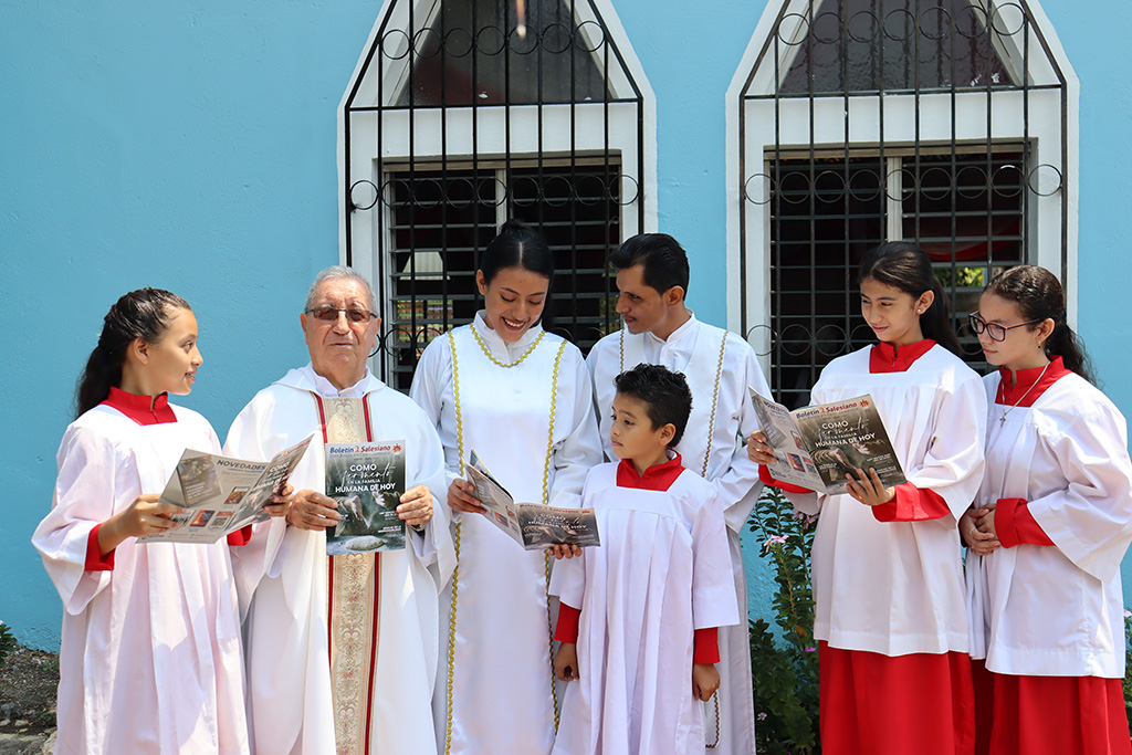 El padre Giorgio, sdb, junto a los monaguillos de la parroquia San Benito, Petén, Guatemala.