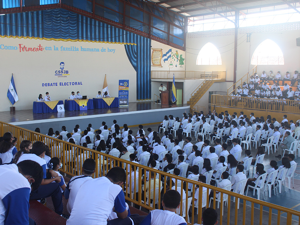 Jóvenes del Colegio Salesiano San Juan Bosco se preparan para escoger a sus representantes estudiantiles.