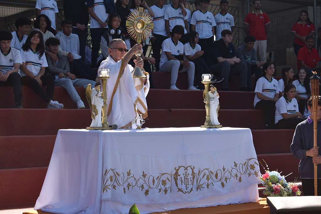 La Adoración Eucarística se dio en el campo de fútbol Salesiano Don Bosco.