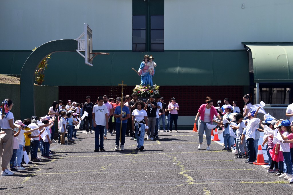 La Comunidad Educativa Pastoral del Salesiano Don Bosco, Zapote celebró  fiesta en honor a María Auxiliadora.