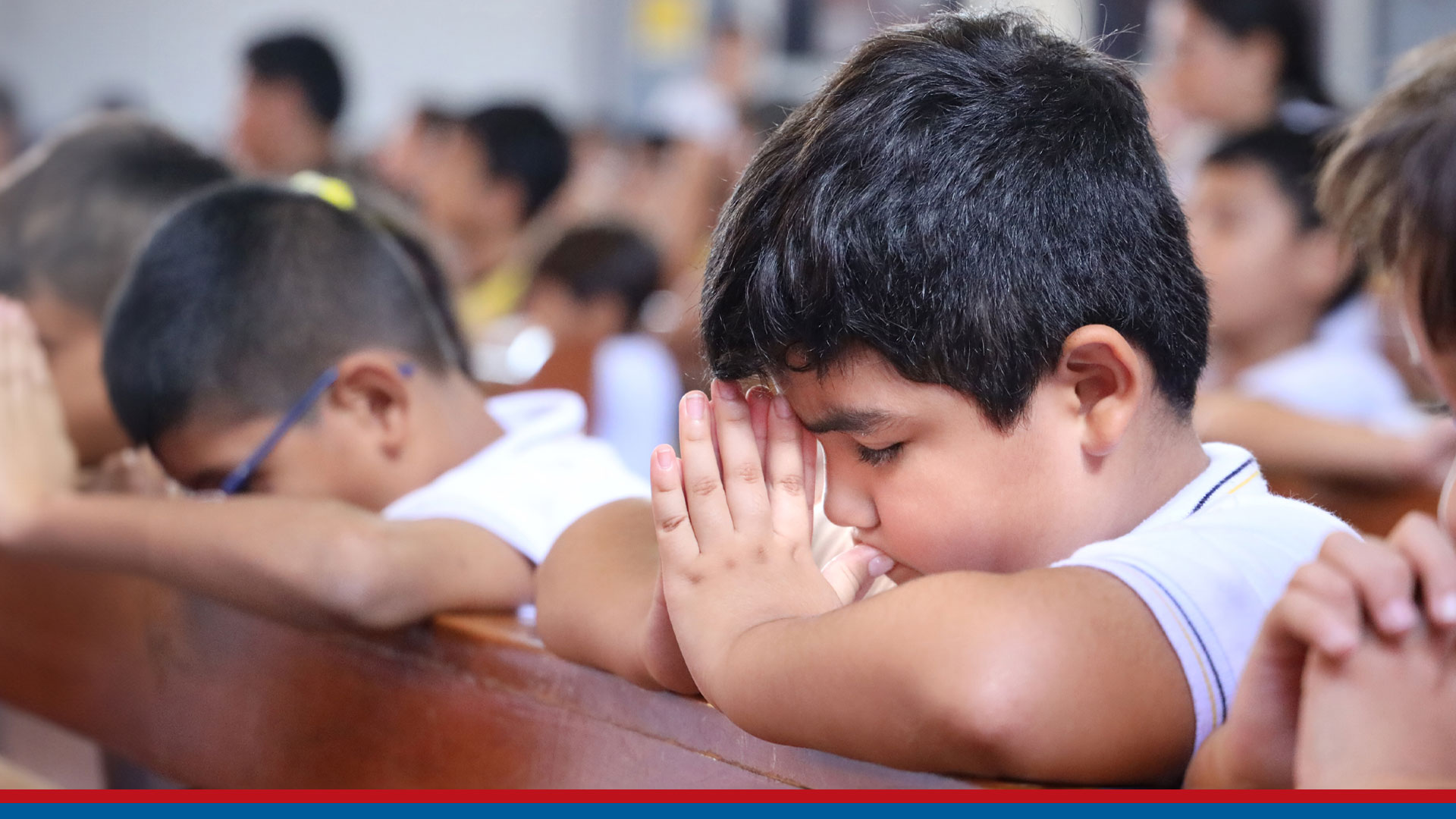 a forma más fácil de enseñar a los niños a rezar es que te vean rezar, para que comprendan que Dios es importante para ellos