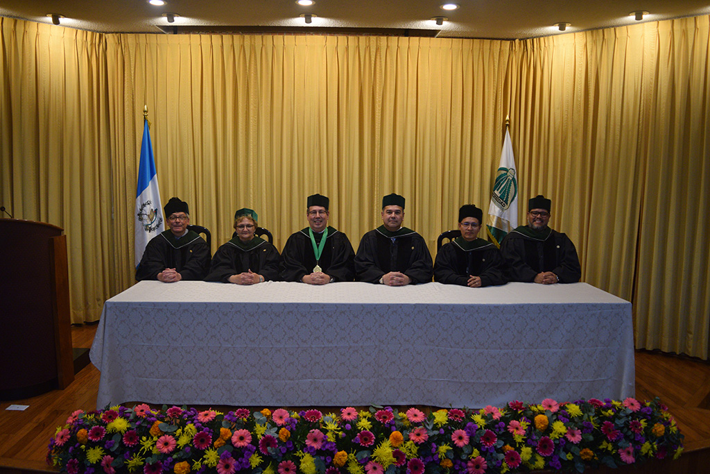 El nuevo consejo directivo junto al nuevo rector mayor de la Universidad Mesoamericana de Guatemala.