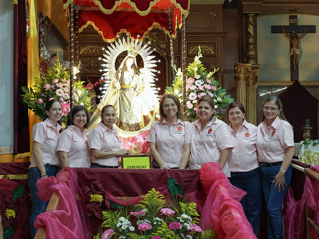 El grupo Dos Corazones celebró con devoción a Nuestra Señora del Rosario.