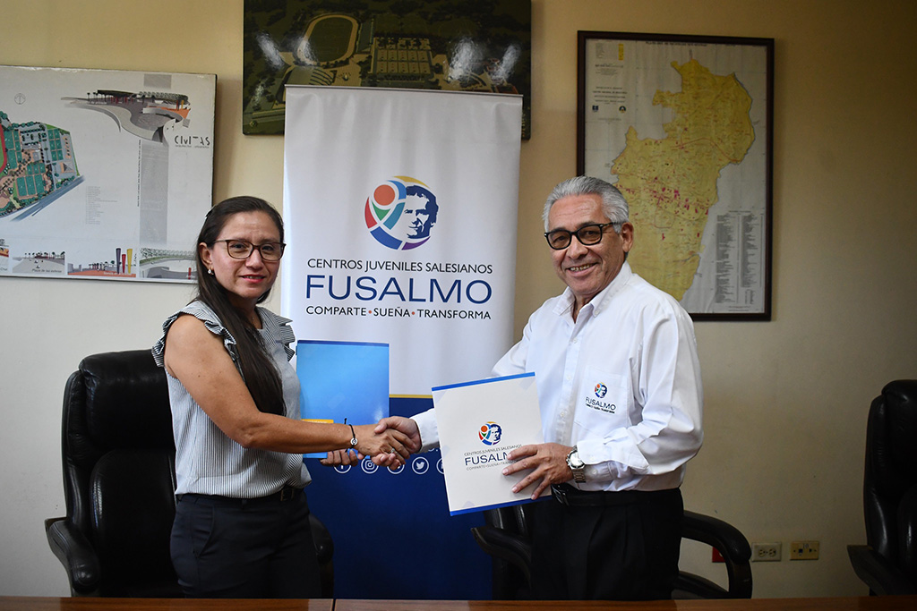 La presidenta de la Federación de Balonmano de El Salvador, Cecilia Hernández, y el Director Ejecutivo de FUSALMO, Nelson Cruz.