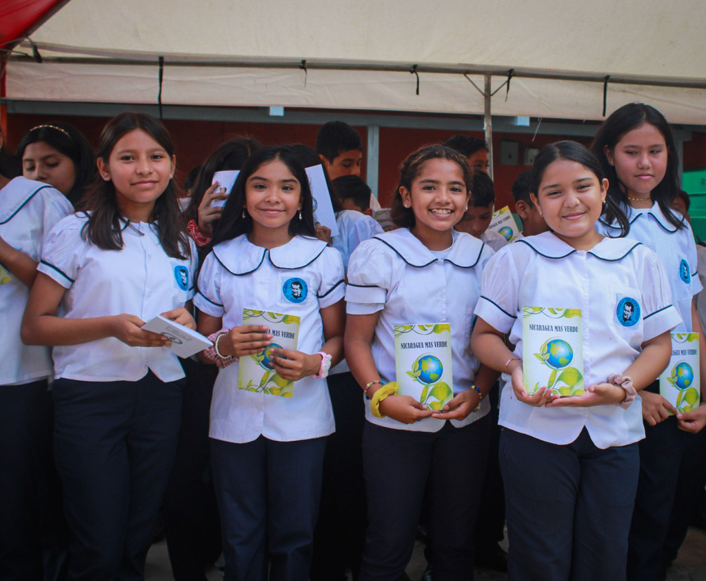 En conmemoración del Día del Libro, los estudiantes de 5to y 6to grado de la Escuela Anexa San Juan Bosco recibieron ejemplares como parte de la celebración, fortaleciendo así su pasión por la lectura y el conocimiento.
