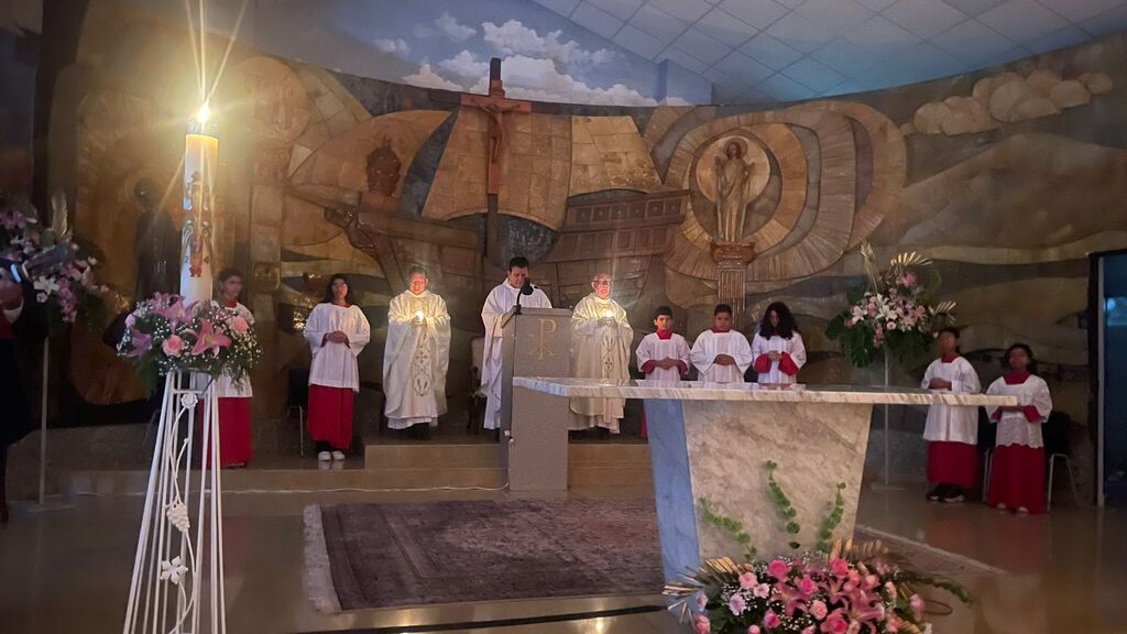 En el Templo María Auxiliadora del Instituto Técnico Don Bosco de Panamá la feligresía recibió con júbilo la luz de Cristo, simbolizando la victoria sobre la oscuridad y la muerte.