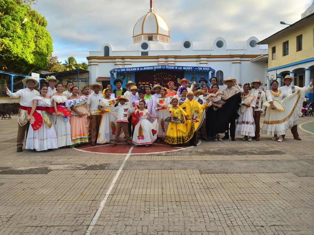 Los exalumnos, través de la danza y la tradición, expresaron su gratitud hacia el Padre de la Juventud, san Juan Bosco.