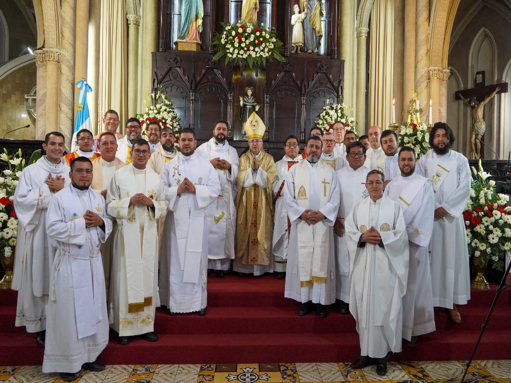 Varios salesianos de la Inspectoría acompañaron al nuevo sacerdote en su ordenación.
