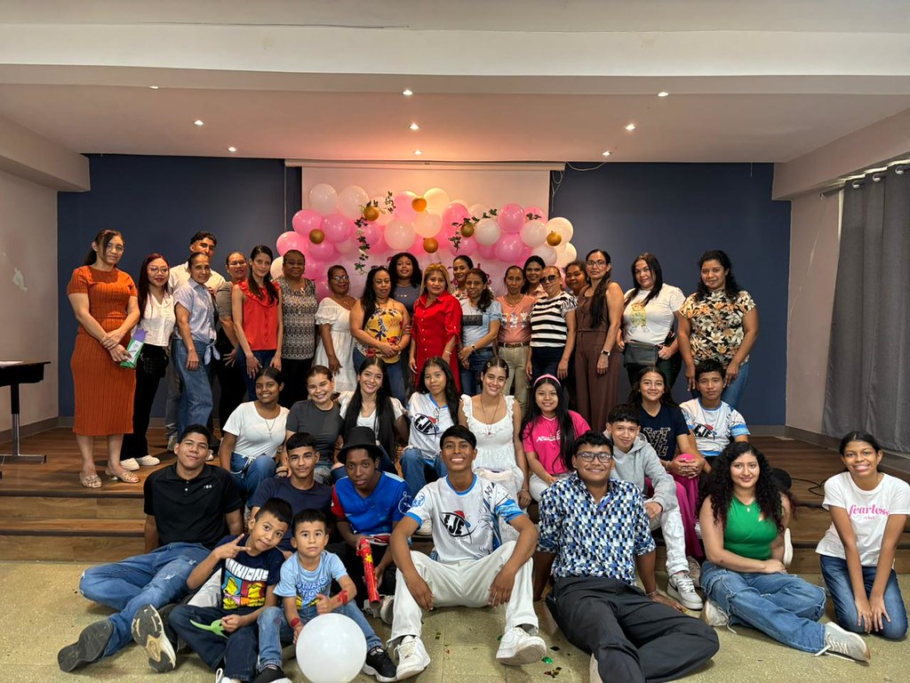 Las mamás compartieron una celebración que las hizo sentirse reconocidas y acompañadas, fortaleciendo la relación entre familias y jóvenes.