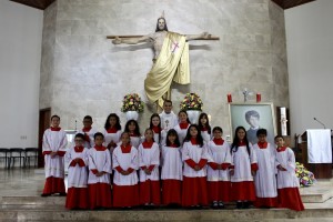 Monaguillos festejan a Santo Domingo Savio.