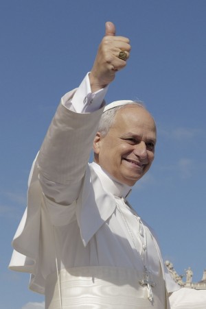 Papa León XIV saludando al pueblo desde el papamóvil.