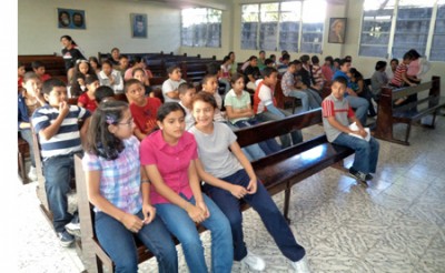 Preparandose para la primera comuni&oacute;n. 