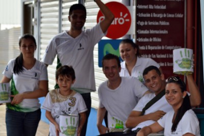 Dinero y juguetes para cien ni&ntilde;os.