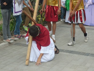 MJS realiza vía crucis viviente para los fieles de Don Rúa.