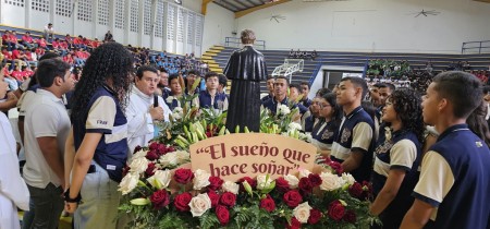 Uno de los momentos más emotivos de la celebración fue la bendición especial que el Padre Solano impartió a los estudiantes de la promoción Olympus 2024.