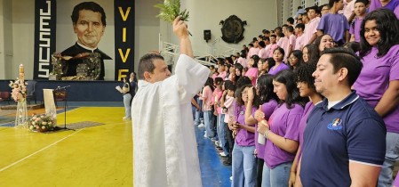 El padre Manuel Solano, rector del Instituto Técnico Don Bosco, rocía con agua bendita a los asistentes durante la emotiva celebración de la Pascua Infantil y Juvenil, marcando el inicio de una jornada de fe y alegría por la Resurrección de Cristo, vivida con fervor por la comunidad educativa salesiana.