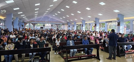 Los nuevos estudiantes del Instituto Técnico Don Bosco escuchan atentamente las palabras de bienvenida del padre José Manuel Solano, rector del instituto, durante el evento inaugural realizado el 27 de enero.
