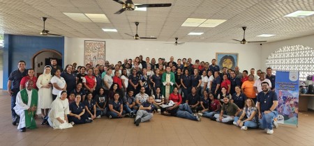 El retiro &quot;Peregrinos del Amor, Esperanza para los Jóvenes&quot; se erige como un testimonio de la importancia de la espiritualidad en la vida cotidiana y en el proceso educativo, inspirando a colaboradores y jóvenes a enfrentar los desafíos del nuevo ciclo escolar con el corazón lleno de fe y determinación.