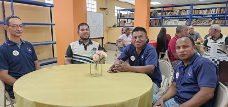 Con sonrisas y espíritu festivo, los padres celebran su día en el ITDB, rodeados de fraternidad y gratitud.