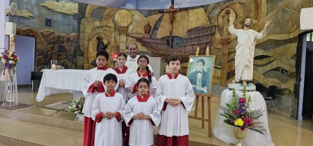 Los acólitos del colegio fueron especialmente felicitados y recibieron medallas por su servicio y amor a la Eucaristía.