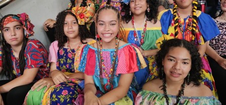 La jornada buscó resaltar el valioso aporte de la etnia negra al desarrollo nacional, reconociendo su influencia en ámbitos como la educación, el deporte, la gastronomía, el arte y la historia.