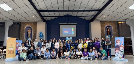 Representantes de la Comunidad Educativo-Pastoral participan en el lanzamiento de la Propuesta Pastoral 2025 en el Instituto Salesiano Interinspectorial, profundizando en la virtud de la esperanza a través de diversas dinámicas y momentos de reflexión.