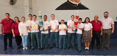 Representantes de la Banda Padre Emeterio Serrano (BAMPES) junto a docentes del Instituto Técnico Don Bosco muestran con orgullo los galardones obtenidos en el XXVII Encuentro de Bandas Musicales Estudiantiles, reflejo de su talento, disciplina y espíritu salesiano.