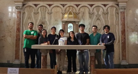 Jóvenes peregrinos ante uno de los altares de la Parroquia María Auxiliadora Don Rúa, tras cruzar la Puerta Santa como signo de fe y renovación espiritual en el Año Jubilar.