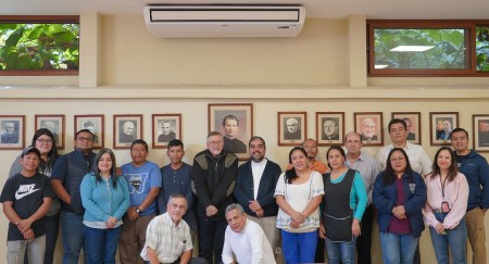 Colaboradores de Casa Inspectorial posan juntos tras el mensaje de bienvenida y animaci&oacute;n del padre Julio Navarro, SDB, Inspector de Centroam&eacute;rica, al inicio del a&ntilde;o 2026.