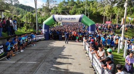  Con entusiasmo, fe y espíritu deportivo, miles de corredores se unieron en la Carrera 10K por Centro Don Bosco, para rendir homenaje a padre Antonio de Groot por sus 82 años de vida.