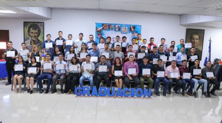 Graduados del Centro de Formación Profesional (CFP) de Ciudadela Don Bosco en Soyapango, junto a sus instructores y autoridades, celebran la culminación de los cursos técnicos en diversas áreas, listos para contribuir al desarrollo de la industria y la comunidad.