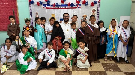 Estudiantes de Primaria del Instituto Técnico Don Bosco celebran “Hollywins” vestidos de sus santos favoritos, compartiendo con alegría el llamado universal a la santidad.