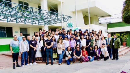 Exalumnos de la Universidad Mesoamericana reunidos durante el primer encuentro de Alumnis en Quetzaltenango.